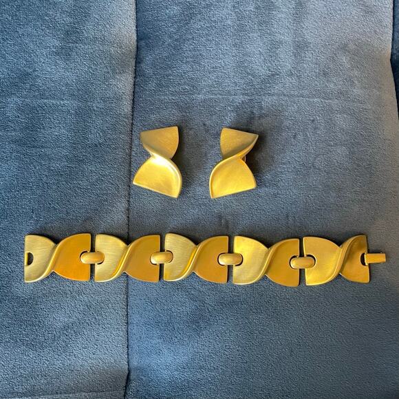 Vintage Givenchy Hourglass Gold Tone Link Bracelet & Clip Earrings Set 80s - Picture 3 of 11